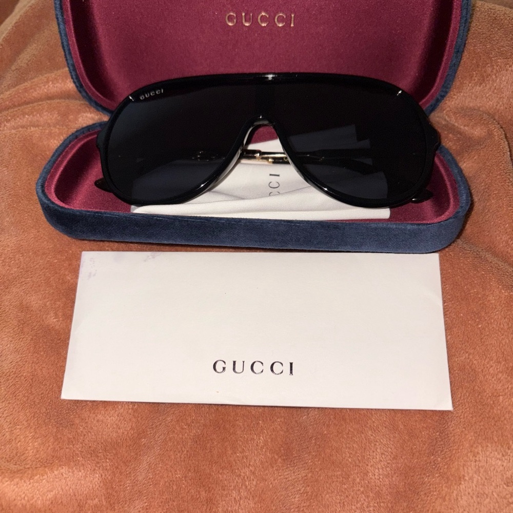 Gucci Sleek Black Sunglasses